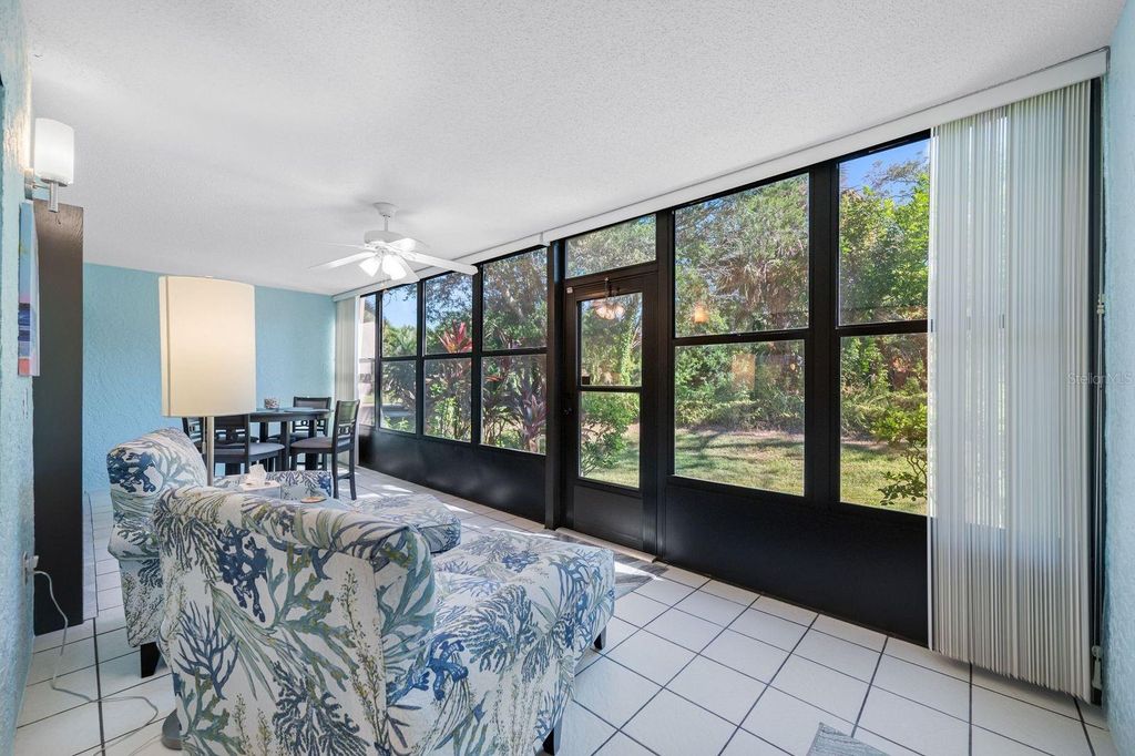 Image 4 of property listing at 703 OAKVIEW DRIVE 703, Bradenton, FL 34210