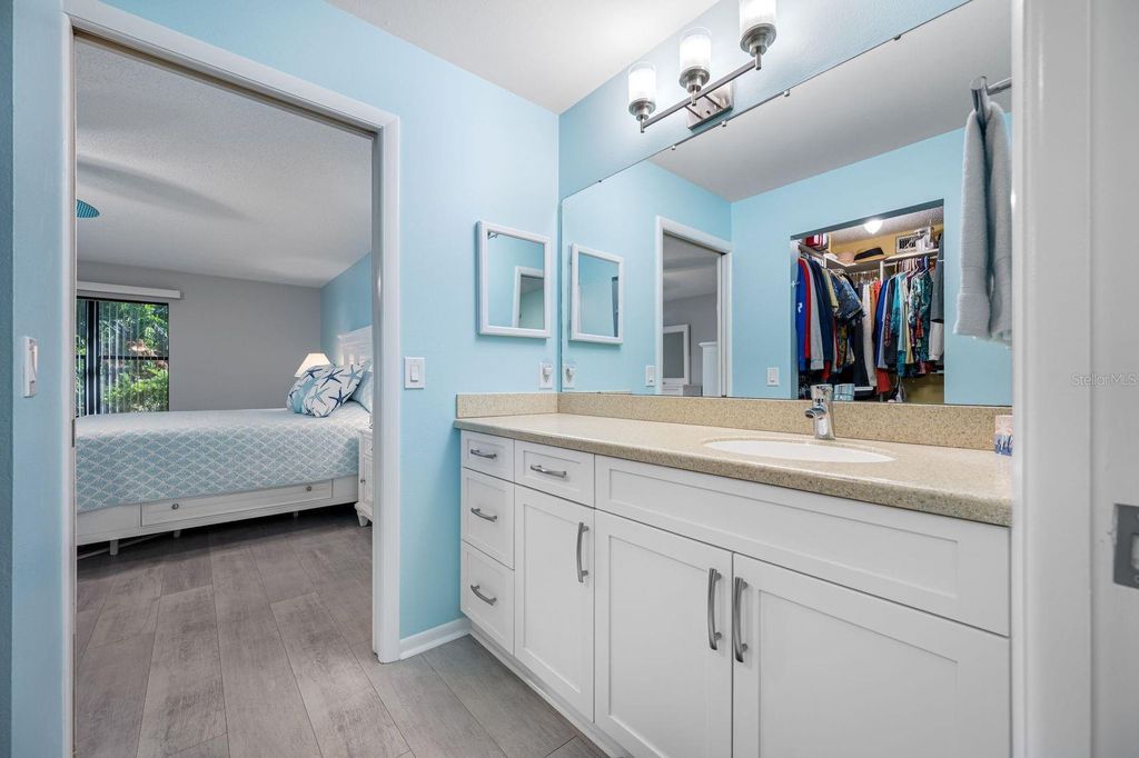 Image 31 of property listing at 703 OAKVIEW DRIVE 703, Bradenton, FL 34210