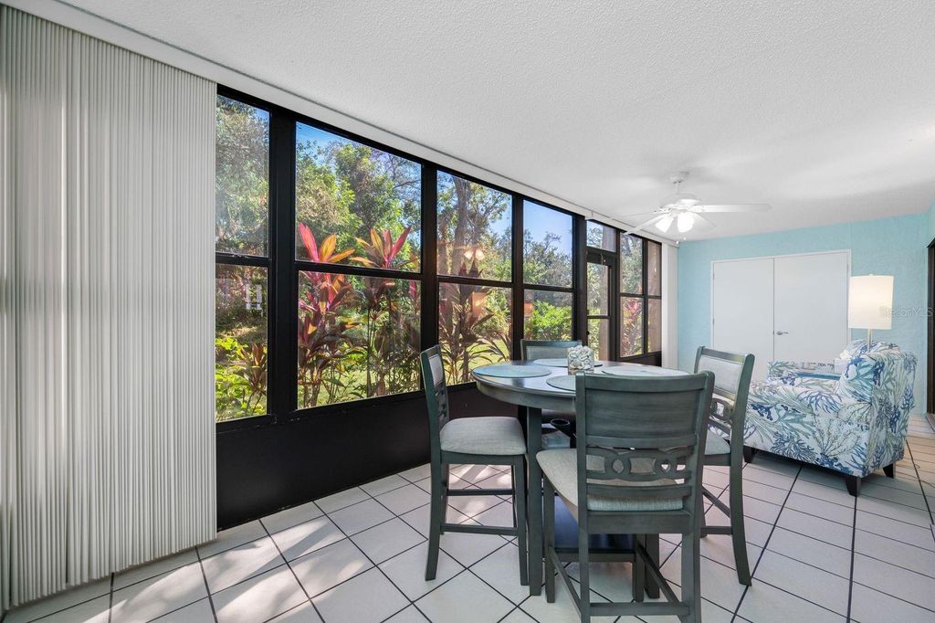 Image 32 of property listing at 703 OAKVIEW DRIVE 703, Bradenton, FL 34210