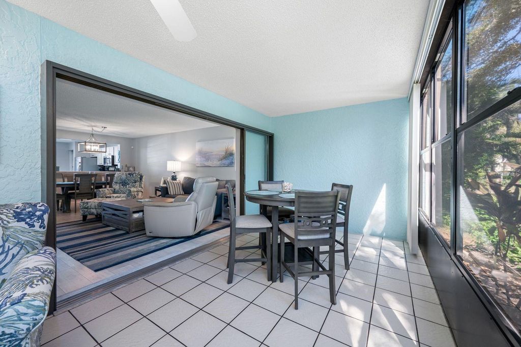 Image 34 of property listing at 703 OAKVIEW DRIVE 703, Bradenton, FL 34210