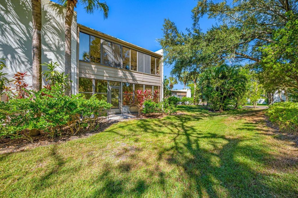 Image 37 of property listing at 703 OAKVIEW DRIVE 703, Bradenton, FL 34210