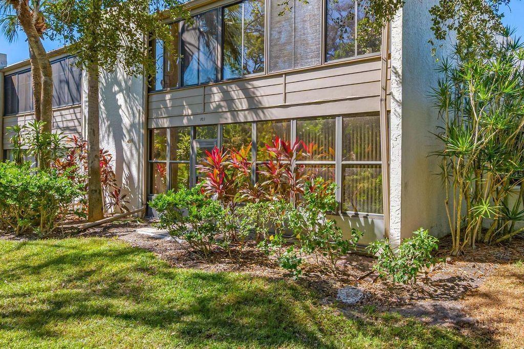 Image 38 of property listing at 703 OAKVIEW DRIVE 703, Bradenton, FL 34210