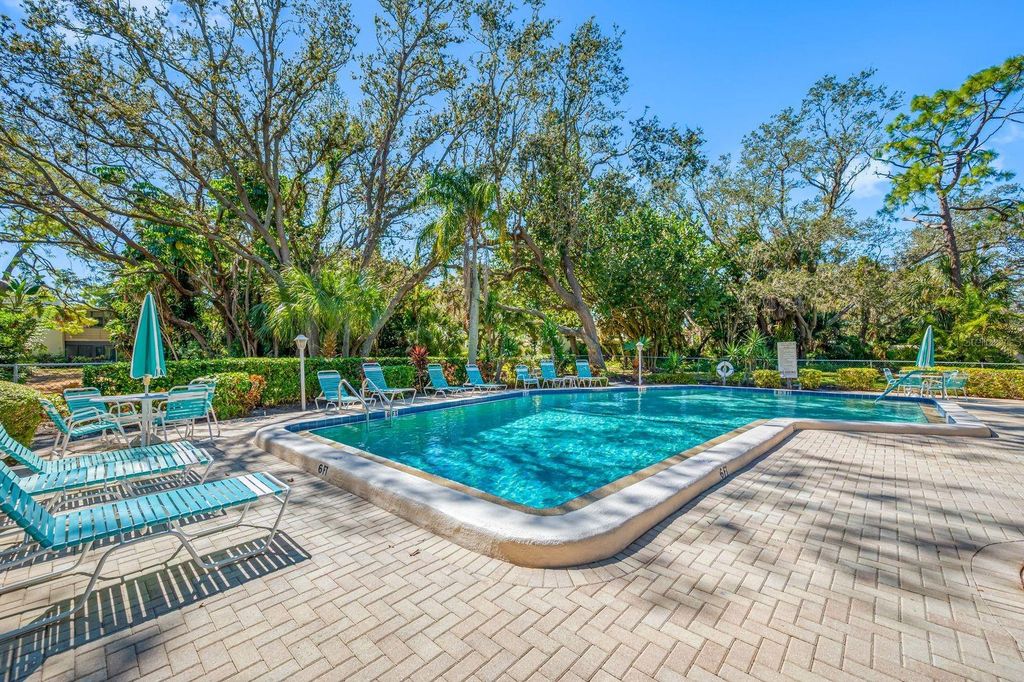 Image 39 of property listing at 703 OAKVIEW DRIVE 703, Bradenton, FL 34210