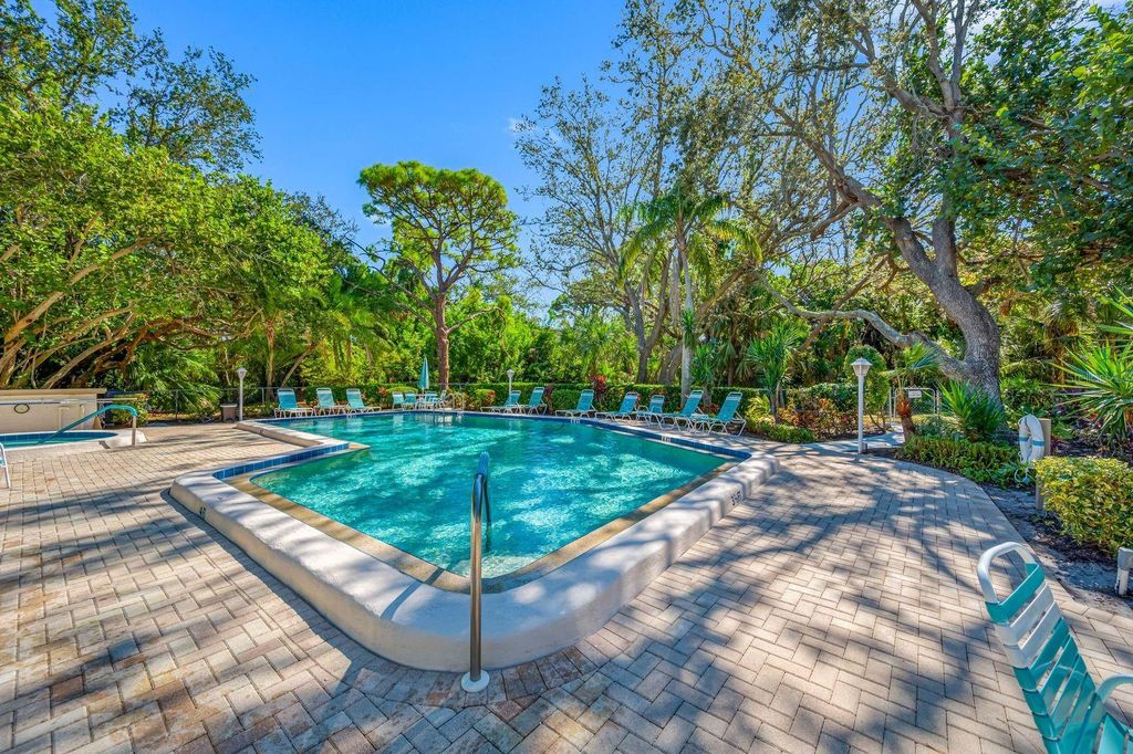 Image 40 of property listing at 703 OAKVIEW DRIVE 703, Bradenton, FL 34210