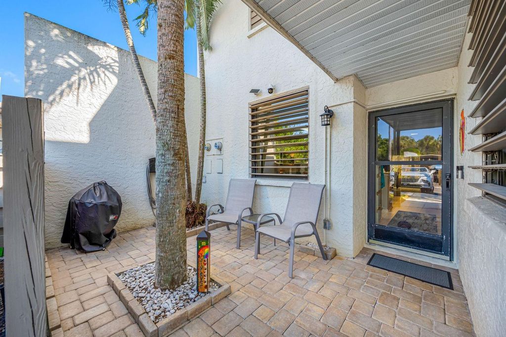 Image 5 of property listing at 703 OAKVIEW DRIVE 703, Bradenton, FL 34210