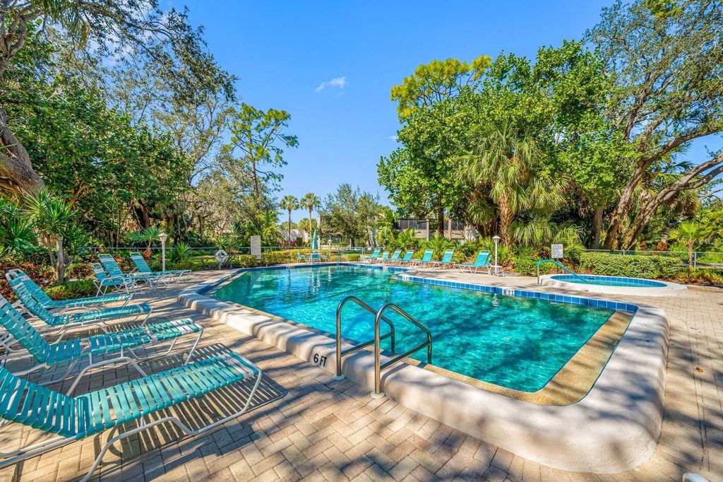 Image 41 of property listing at 703 OAKVIEW DRIVE 703, Bradenton, FL 34210