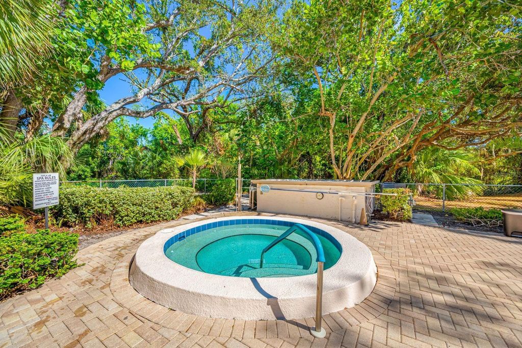 Image 42 of property listing at 703 OAKVIEW DRIVE 703, Bradenton, FL 34210