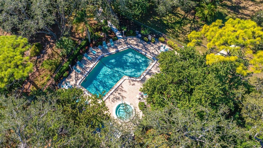 Image 44 of property listing at 703 OAKVIEW DRIVE 703, Bradenton, FL 34210