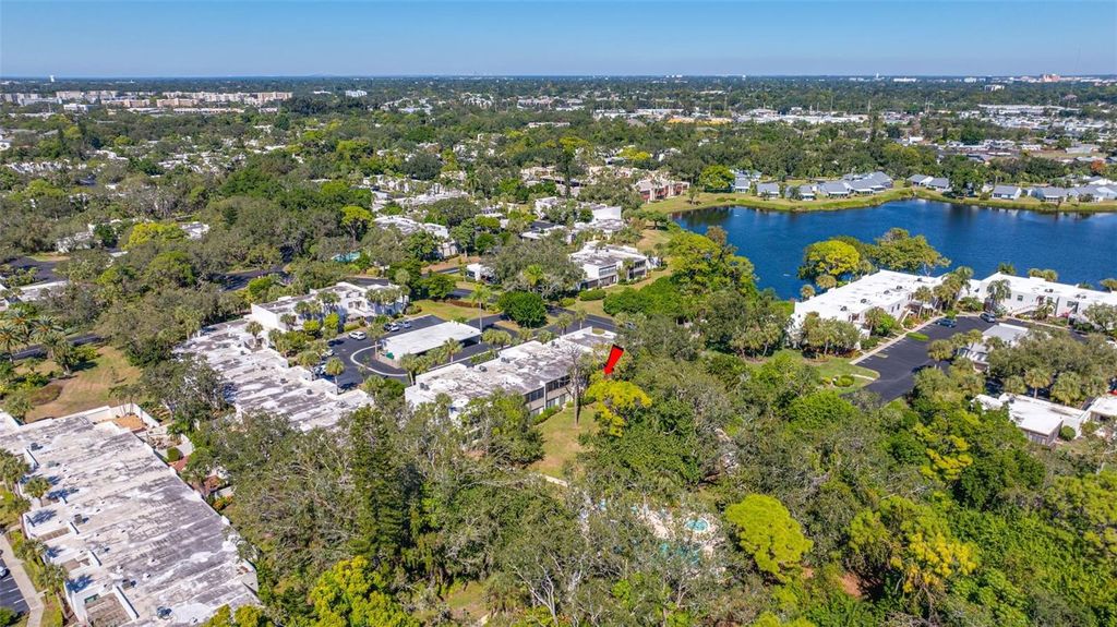 Image 47 of property listing at 703 OAKVIEW DRIVE 703, Bradenton, FL 34210