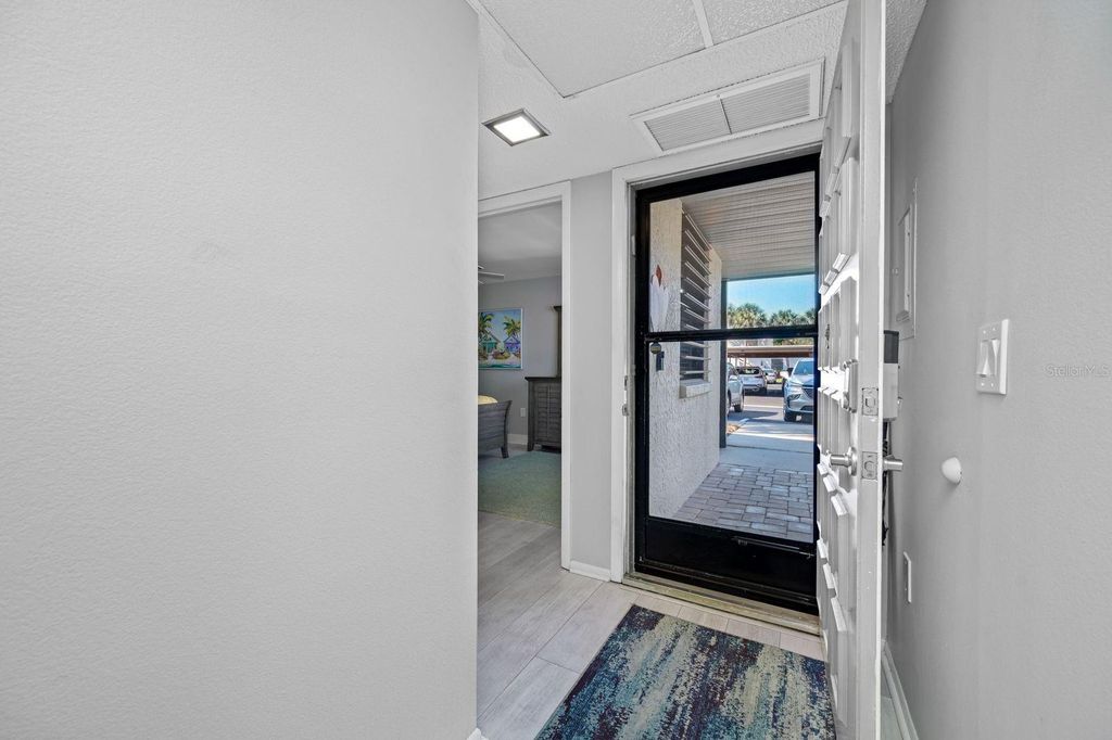 Image 6 of property listing at 703 OAKVIEW DRIVE 703, Bradenton, FL 34210