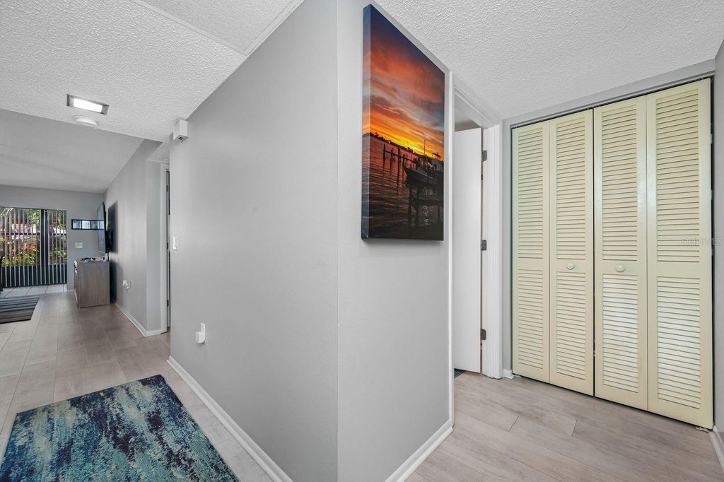 Image 7 of property listing at 703 OAKVIEW DRIVE 703, Bradenton, FL 34210