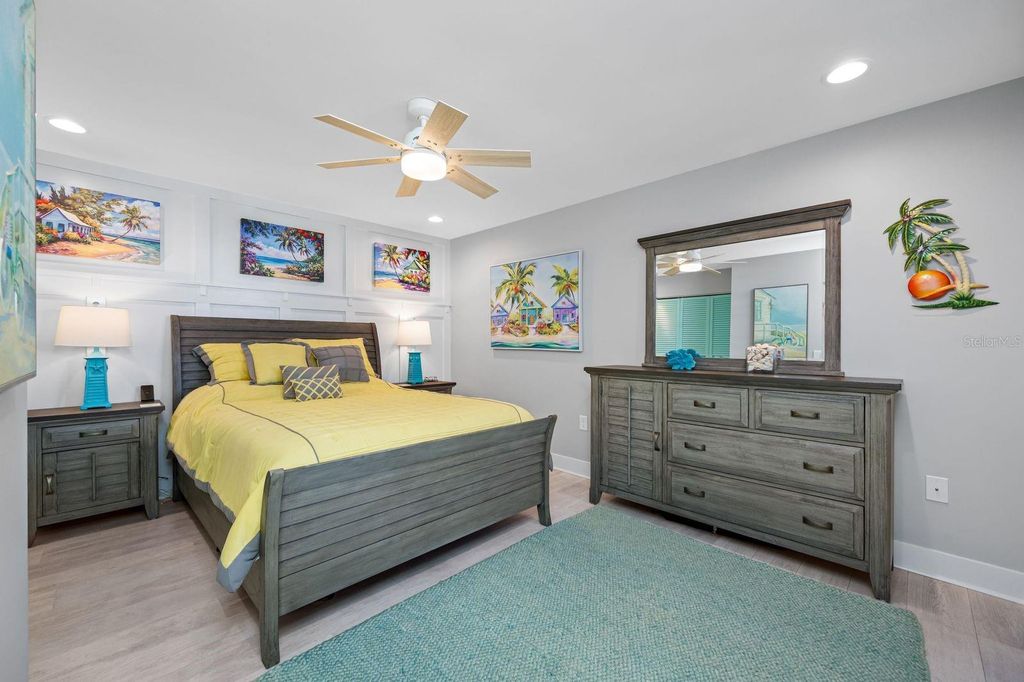 Image 8 of property listing at 703 OAKVIEW DRIVE 703, Bradenton, FL 34210