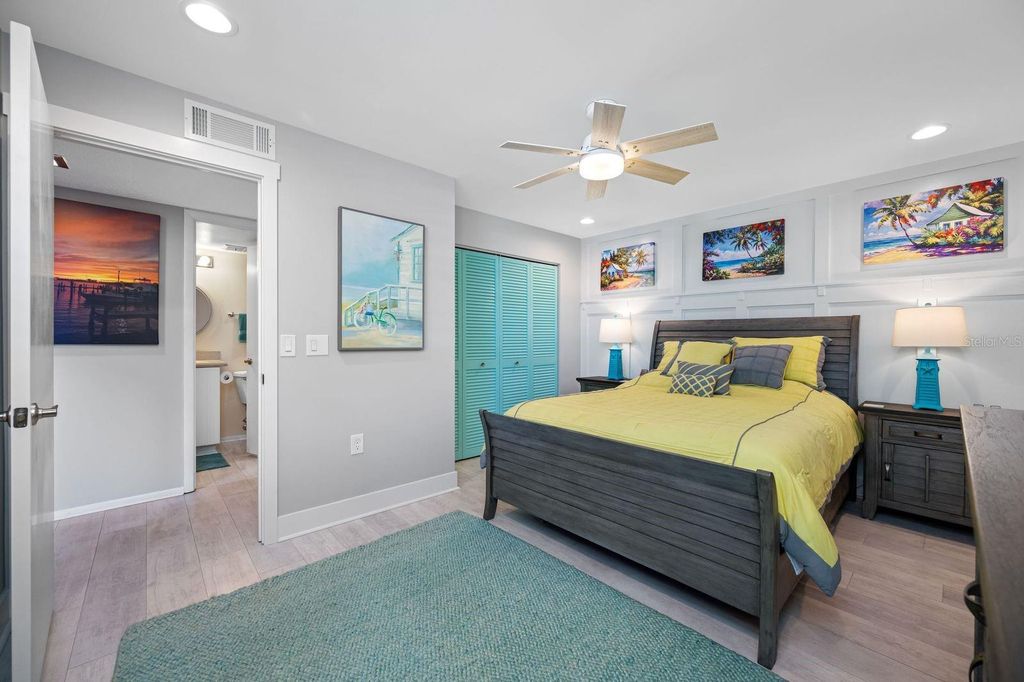 Image 9 of property listing at 703 OAKVIEW DRIVE 703, Bradenton, FL 34210