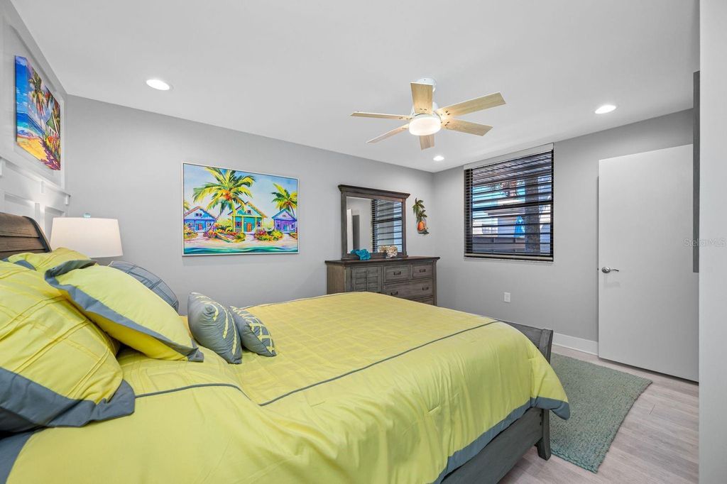 Image 10 of property listing at 703 OAKVIEW DRIVE 703, Bradenton, FL 34210