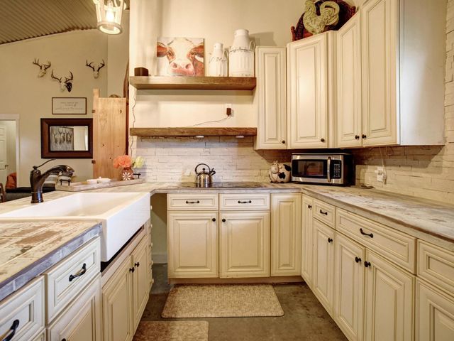 3747 Sparta Field Road, Waelder, TX 78959