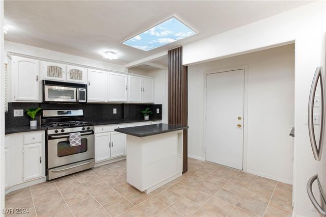 1805 Derbyshire Drive, Las Vegas, NV 89117