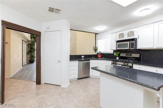 1805 Derbyshire Drive, Las Vegas, NV 89117