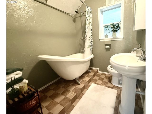 632 Sw UTAH St, Camas, WA 98607