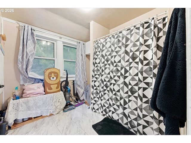 215 Ne GOING St, Portland, OR 97211