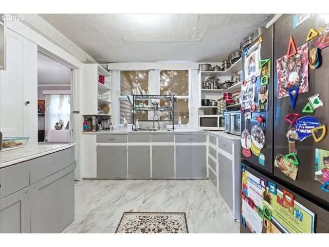 215 Ne GOING St, Portland, OR 97211