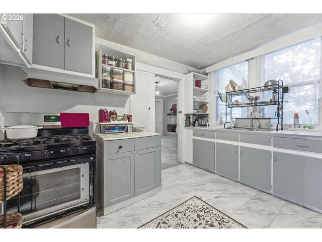 215 Ne GOING St, Portland, OR 97211