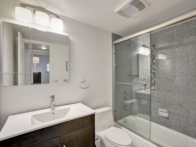 8962 S Hollybrook Boulevard 303, Pembroke Pines, FL 33025