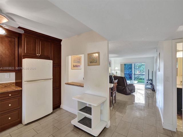 8962 S Hollybrook Boulevard 303, Pembroke Pines, FL 33025