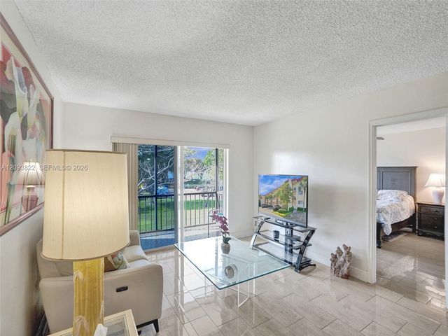 8962 S Hollybrook Boulevard 303, Pembroke Pines, FL 33025
