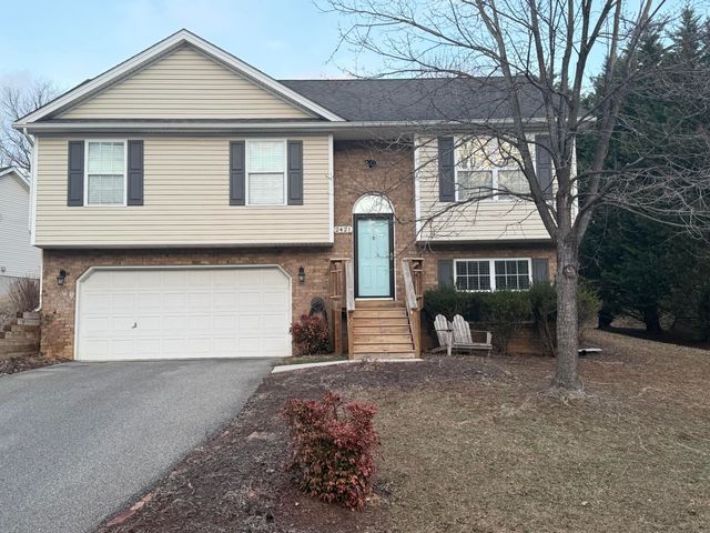 2421 Deerfield CT, Roanoke, VA 24014