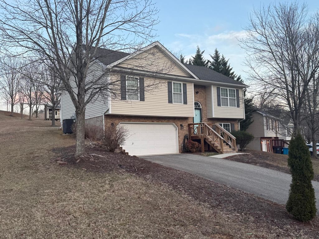 2421 Deerfield CT, Roanoke, VA 24014