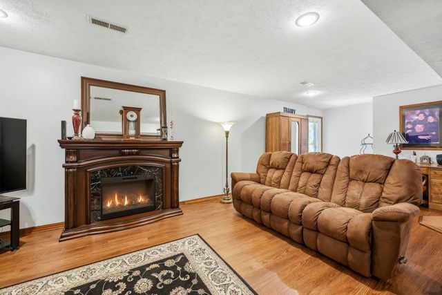 1109 Glen Oaks Drive, Nixa, MO 65714