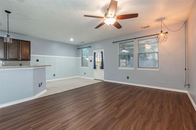 336 Capella Oaks Lane, Dickinson, TX 77539