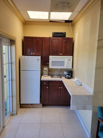 2745 E Oakland Park Boulevard, Fort Lauderdale, FL 33306