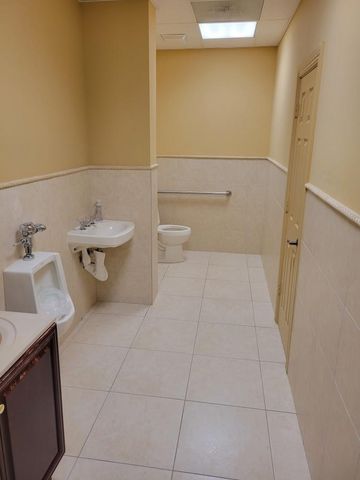 2745 E Oakland Park Boulevard, Fort Lauderdale, FL 33306