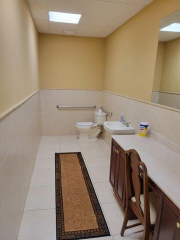 2745 E Oakland Park Boulevard, Fort Lauderdale, FL 33306