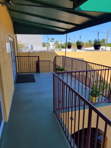 2745 E Oakland Park Boulevard, Fort Lauderdale, FL 33306