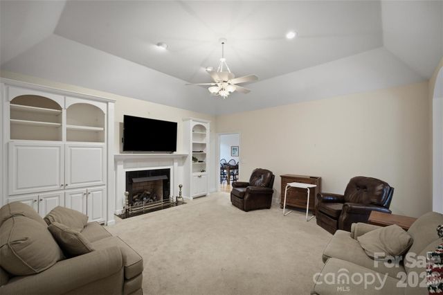 405 Woodridge Drive SE, Lenoir, NC 28645
