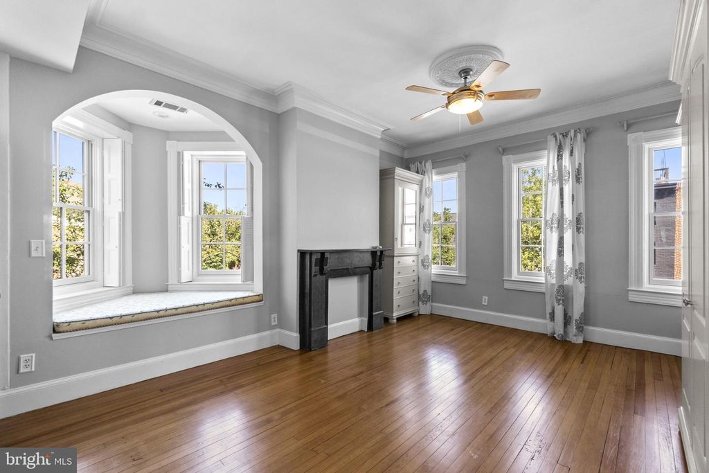 Image 20 of property listing at 3001 ELLIOTT ST, Baltimore, MD 21224