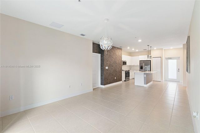 8001 NW 41st St F-303, Doral, FL 33166