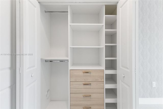 8001 NW 41st St F-303, Doral, FL 33166