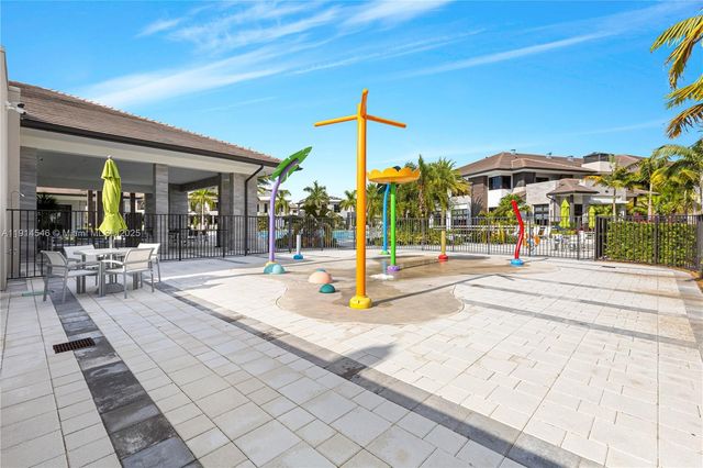 8001 NW 41st St F-303, Doral, FL 33166