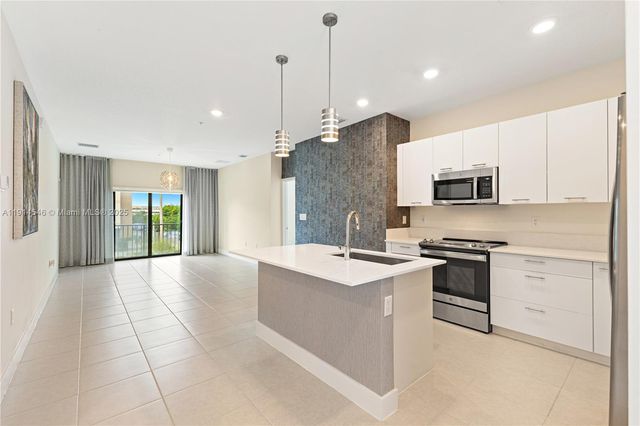 8001 NW 41st St F-303, Doral, FL 33166