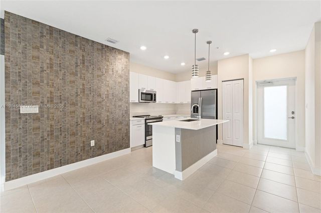 8001 NW 41st St F-303, Doral, FL 33166