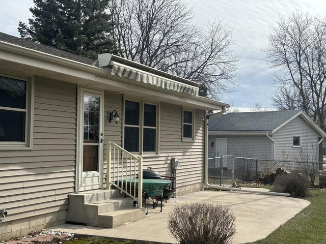 1214 Cherrywood DRIVE, Waukesha, WI 53188
