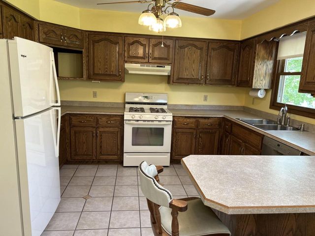 1214 Cherrywood DRIVE, Waukesha, WI 53188