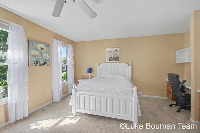 945 Bay Ridge Drive, Holland, MI 49424