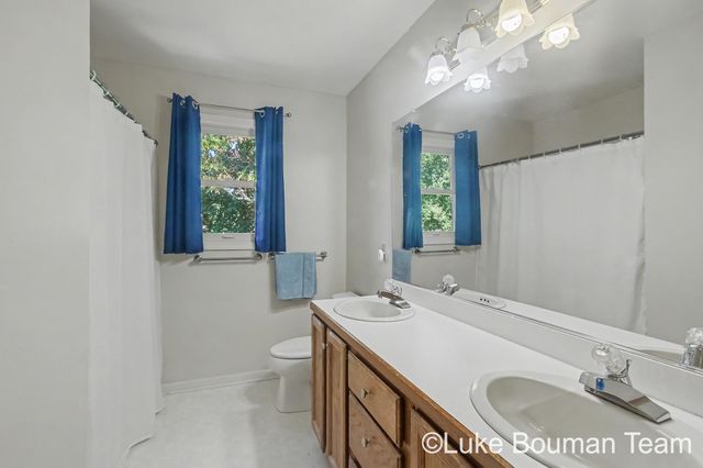 945 Bay Ridge Drive, Holland, MI 49424