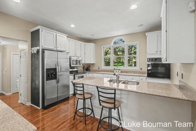 945 Bay Ridge Drive, Holland, MI 49424