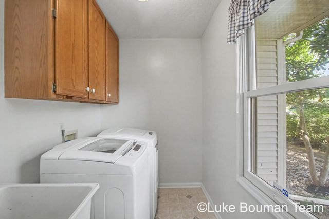 945 Bay Ridge Drive, Holland, MI 49424