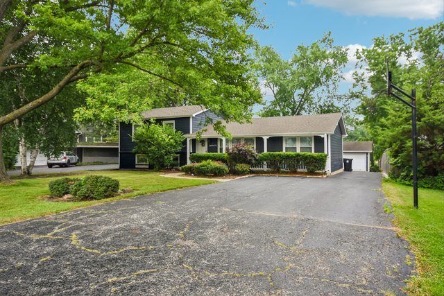 26W473 Parkway Drive, Winfield, IL 60190